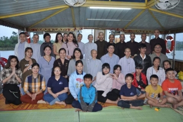CHILDREN OF THE CENTER PARTICIPATED IN THE FREEING CEREMONY ORGANIZED BY STUDENTS, MONKS, AND NUNS - AT VIETNAM BUDDHIST ACADEMY IN HUE.