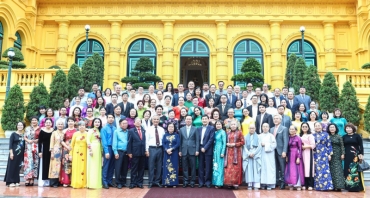 President meets with delegates of Vu A Dinh Scholarship Fund and Club for Beloved Hoang Sa and Truong Sa