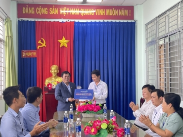 IMG Phuoc Dong Joint Stock Company gives Tet gifts to Phuoc Tuy commune