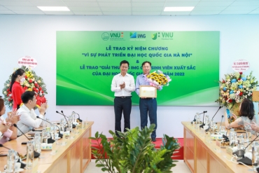 VNU awarded the medal for the development of VNU to former student Dr. Le Tu Minh, Chairman of IMG