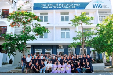 THE DELEGATION OF BEN TRE HIGH SCHOOL - VINH PHUC PROVINCE VISITED THE IMG HUE CENTER FOR SUPPORT AND DEVELOPMENT OF TALENT ORPHANS