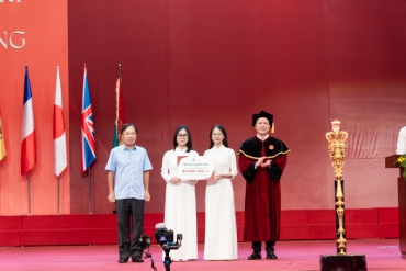 Chủ tịch Lê Tự Minh trao học bổng trong lễ trao bằng tốt nghiệp ở trường Đại học Kinh tế – ĐHQGHN