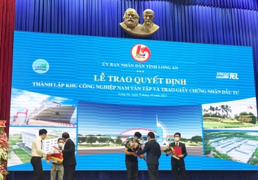 Long An grants Investment Registration Certificate to customers of Phuoc Dong Port Industrial Park