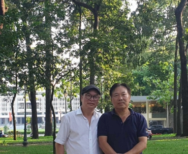 Món quà bất ngờ nhạc sĩ Tuấn Phương tặng nhà thơ Lê Tự Minh EN