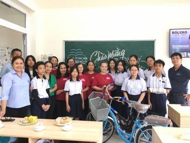 Quý vị đạo tràng đến thăm và tặng quà cho các em ở Trung tâm