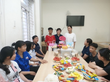 THÁNG TƯ RỘN RÀNG