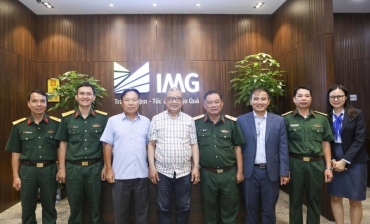 Major General Tran Chi Tam – Deputy Political Commissar of Military Region 7 visits and extends congratulations to IMG Company on the occasion of Vietnamese Entrepreneurs’ Day, October 13.