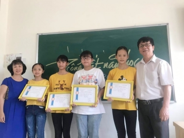 SUMMARIZING THE SCHOOL YEAR 2019 - 2020 AND RECEIVING GIFTS FROM MONK THICH NHAT MINH