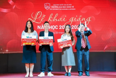 Awarding Vietnamese Talent Scholarship at the opening ceremony at the University of Economics - VNU