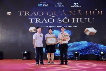 Trao tặng quỹ hưu trí cá nhân cho Trung tâm hỗ trợ & phát triển tài năng trẻ mồ côi IMG Huế và Trao quà cho cán bộ IMG Huế EN