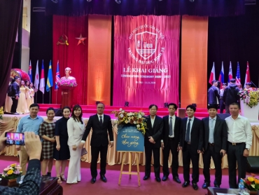 awarding scholarships to light up vietnamese talents to poor students who overcome difficulties at the university of economics   vnu hanoi national university