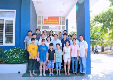 doan can bo tinh long an den tham trung tam bao tro tre em img hue