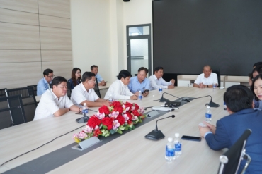 former permanent deputy prime minister   truong hoa binh visits phuoc dong port industrial park