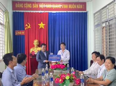 img phuoc dong joint stock company gives tet gifts to phuoc tuy commune