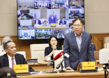 leaders of img attended an important meeting with real estate enterprises chaired by deputy prime minister tran hong ha