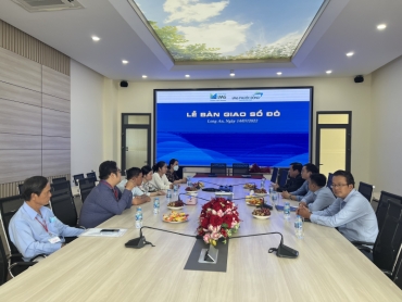 phuoc dong industrial park   port held a ceremony to hand over the red book and award the study fund to can duoc district