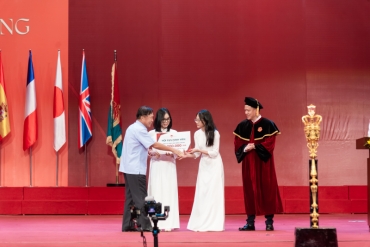 president le tu minh awarded scholarships at the graduation ceremony at the university of economics   vnu