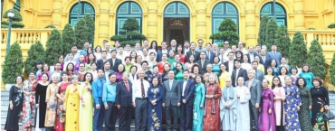 president meets with delegates of vu a dinh scholarship fund and club for beloved hoang sa and truong sa