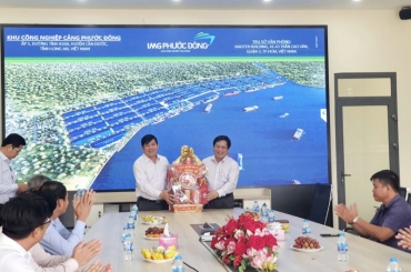 receiving the delegation of the people ??s committee of can district to visit and happy new year at phuoc dong port industrial zone
