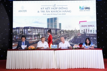 shophouse an cuu city   signing contract and showing gratitude to customers