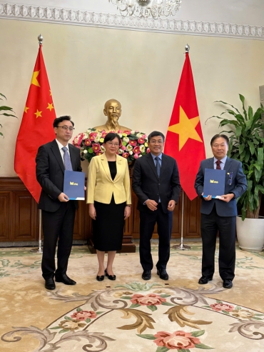 strengthening vietnam  ?? guangdong relations  img signs strategic cooperation agreement within the framework of the 9th conference