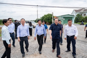 the chairman of long an province visited to phuoc dong industrial park   port