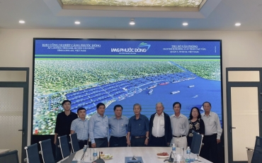 welcoming the delegation of leaders of can duoc district and former leaders of long an province to visit and work at phuoc dong industrial park   port