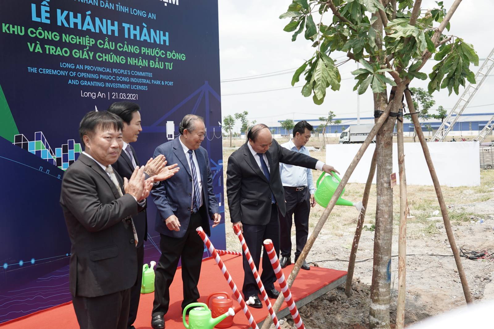 pm nguyen xuan phuc attends inaugural ceremony of phuoc dong industrial park and port